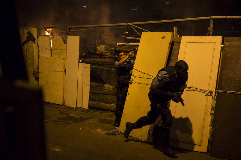 Během policejního zásahu v Rio de Janeiru se ozývala střelba z obou stran