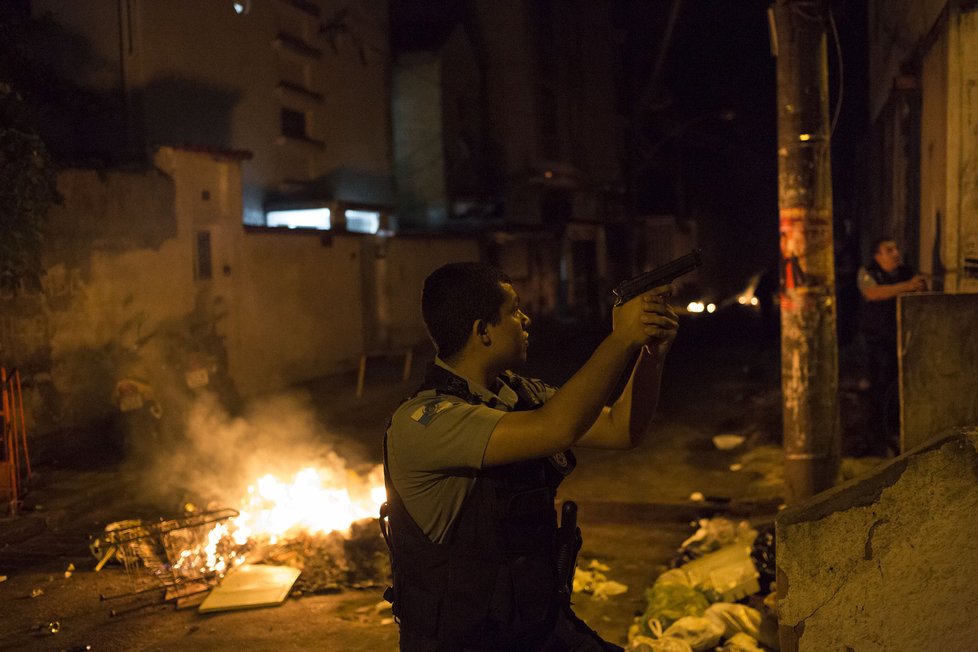 Člen zásahové jednotky při nepokojích v Riu