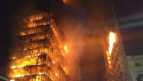 Při požáru v brazilském mrakodrapu zahynul nejméně jeden člověk.