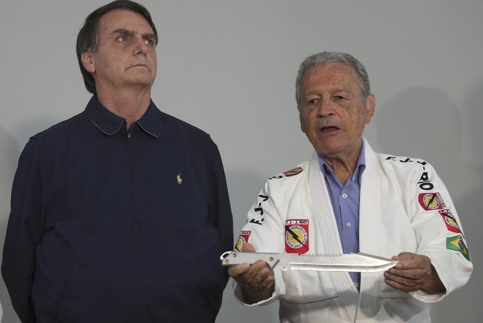 Prezidentské volby v Brazílii vyhrál kandidát pravice Jair Bolsonaro, na snímku s mistrem  jiu-jitsu. Sám Bolsonaro má černý pás.