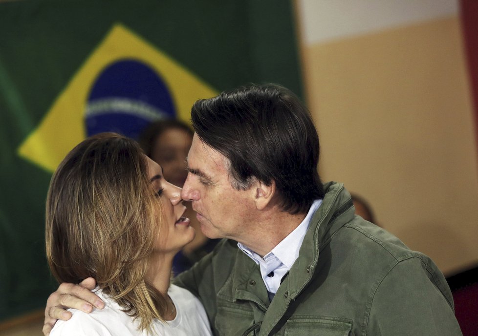 Prezidentské volby v Brazílii vyhrál kandidát pravice Jair Bolsonaro, na snímku se svou ženou Michelle.