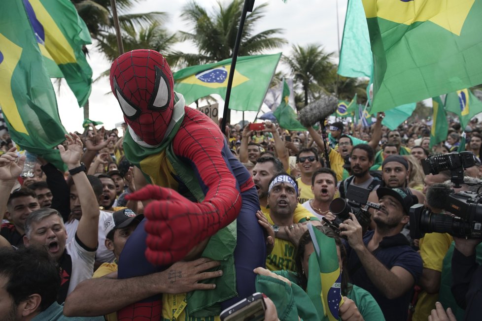 Prezidentské volby v Brazílii vyhrál kandidát krajní pravice Jair Boslonaro. Po jeho zvolení vypukly v Brazílii velké oslavy.