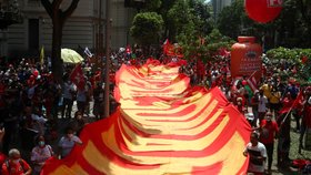 Desetitisíce lidí v osmi desítkách brazilských měst, včetně metropole země, São Paula i Ria de Janeiro, demonstrovaly proti krajně pravicovému prezidentovi Jairu Bolsonarovi.
