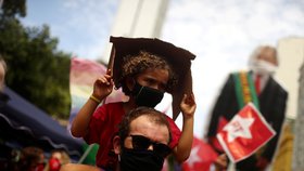 Desetitisíce lidí v osmi desítkách brazilských měst, včetně metropole země, São Paula i Ria de Janeiro, demonstrovaly proti krajně pravicovému prezidentovi Jairu Bolsonarovi.
