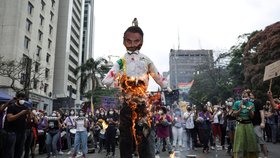 Zdecimovaní covidem, hladoví a bez práce: Brazilci vyšli do ulic, pálili figuríny prezidenta