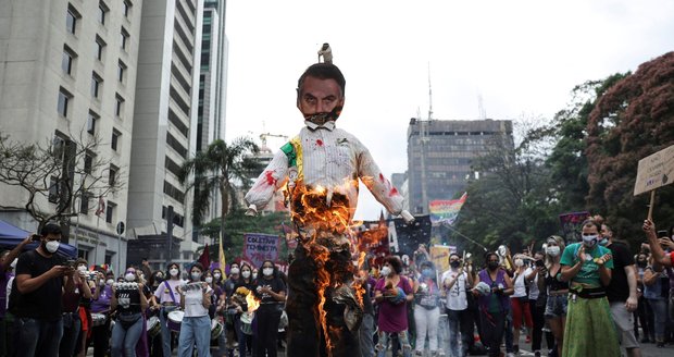Zdecimovaní covidem, hladoví a bez práce: Brazilci vyšli do ulic, pálili figuríny prezidenta