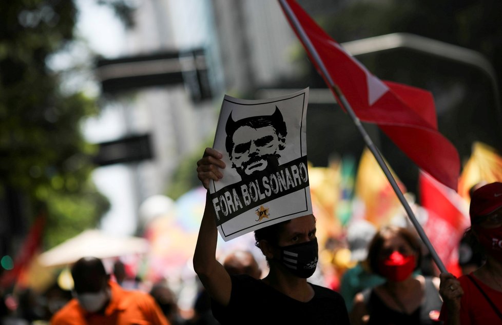 Desetitisíce lidí v osmi desítkách brazilských měst, včetně metropole země, Sao Paula i Ria de Janeiro, demonstrovaly proti krajně pravicovému prezidentovi Jairu Bolsonarovi.
