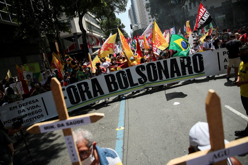 Desetitisíce lidí v osmi desítkách brazilských měst, včetně metropole země, Sao Paula i Ria de Janeiro, demonstrovaly proti krajně pravicovému prezidentovi Jairu Bolsonarovi.