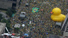 Kvůli prezidentce vyšly do ulic brazilských měst statisíce lidí.