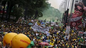 Kvůli prezidentce vyšly do ulic brazilských měst statisíce lidí.