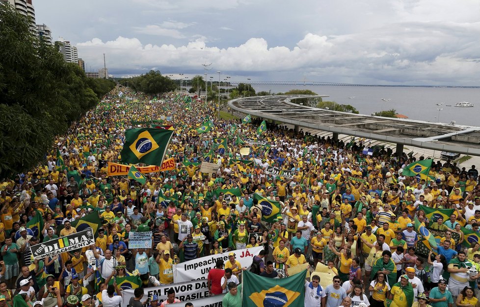 Kvůli prezidentce vyšly do ulic brazilských měst statisíce lidí.