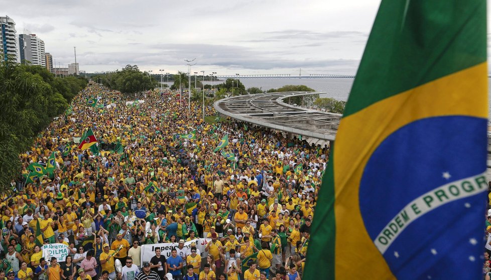 Kvůli prezidentce vyšly do ulic brazilských měst statisíce lidí.