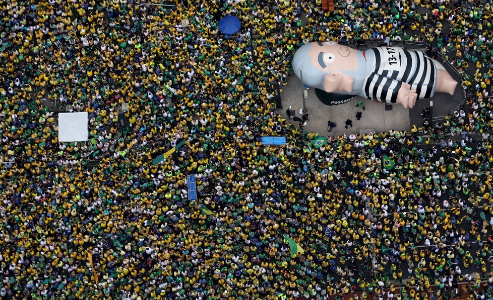 Kvůli prezidentce vyšly do ulic brazilských měst statisíce lidí.