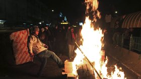Demonstranti zapalují co se dá