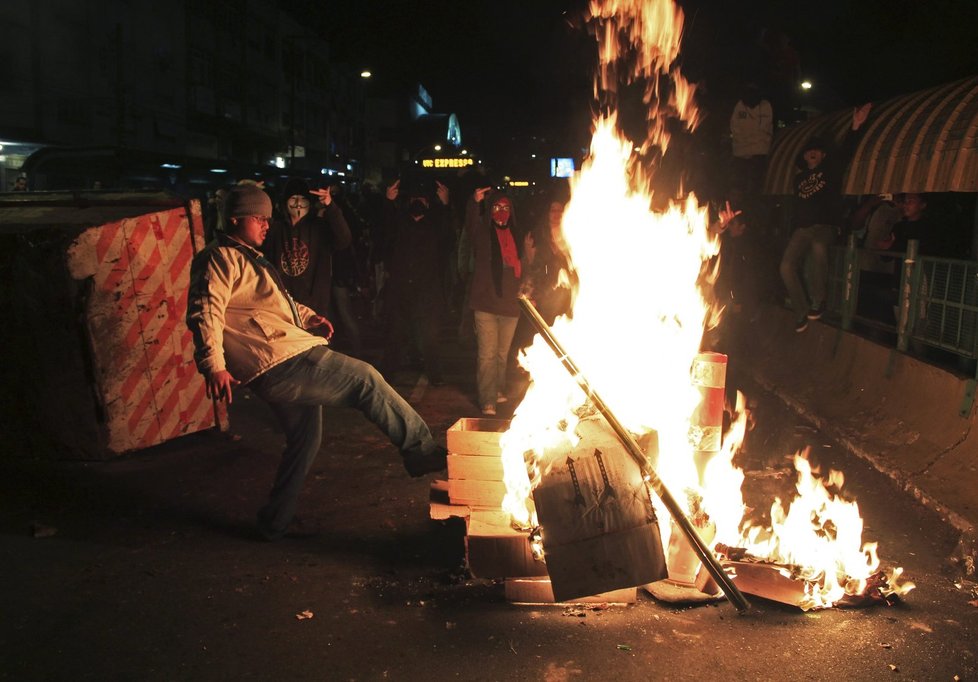 Demonstranti zapalují co se dá