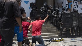 Brazílie trpí nejhorší recesí za poslední desetiletí. Stovky lidí nedostaly výplaty. Parlament dohaduje úsporná opatření, kvůli kterým vtrhli demonstranti dovnitř.