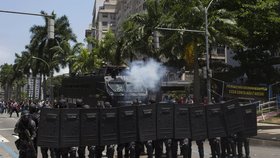 Brazílie trpí nejhorší recesí za poslední desetiletí. Stovky lidí nedostaly výplaty. Parlament dohaduje úsporná opatření, kvůli kterým vtrhli demonstranti dovnitř.