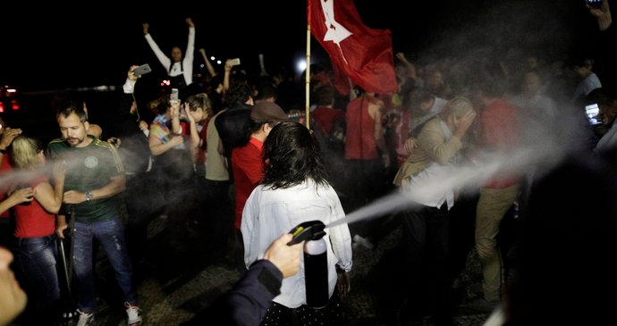 Brazílií v posledních týdnech otřásají protesty proti korupčnímu skandálu prezidenta Michela Temera v souvislosti s prodejem zkaženého masa.