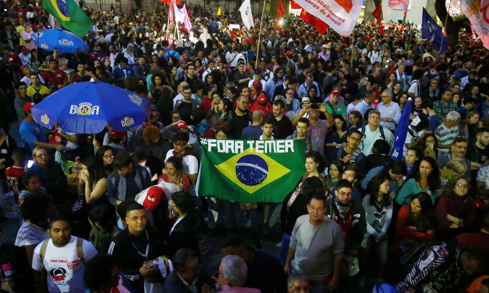 Brazílií v posledních týdnech otřásají protesty proti korupčnímu skandálu prezidenta Michela Temera v souvislosti s prodejem zkaženého masa.