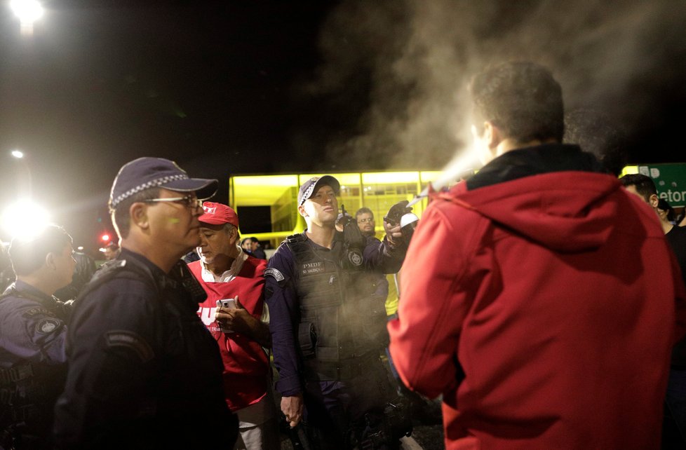 Brazílií otřásly v červnu protesty proti korupčnímu skandálu prezidenta Michela Temera v souvislosti s prodejem zkaženého masa.