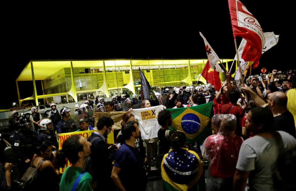 Brazílií otřásly v červnu protesty proti korupčnímu skandálu prezidenta Michela Temera v souvislosti s prodejem zkaženého masa.