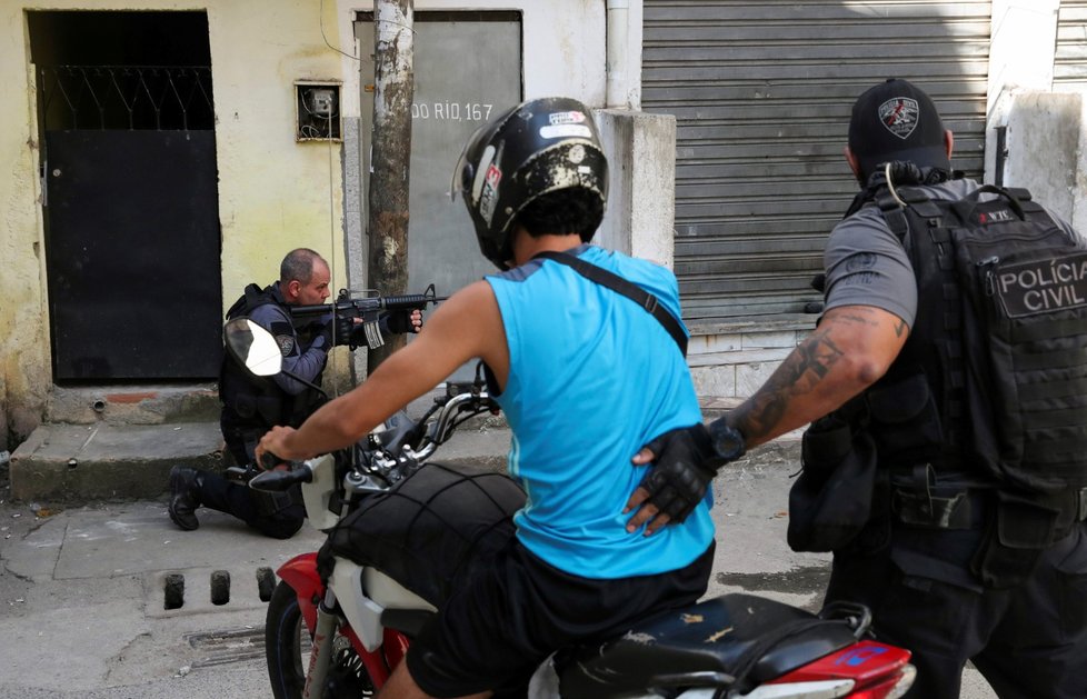 Při zásahu policie v brazilském Riu de Janeiro zahynulo nejméně 25 lidí