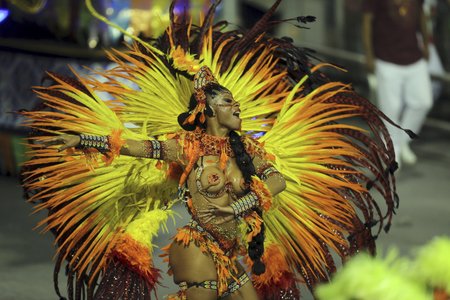 Tanečníci samby na karnevalu v Riu.