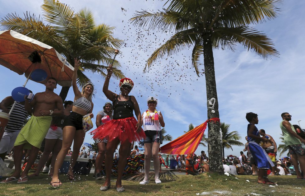 V Riu probíhá každoroční festival. Ulice zaplnili tanečníci v maskách a lidé v pestrobarevných kostýmech.