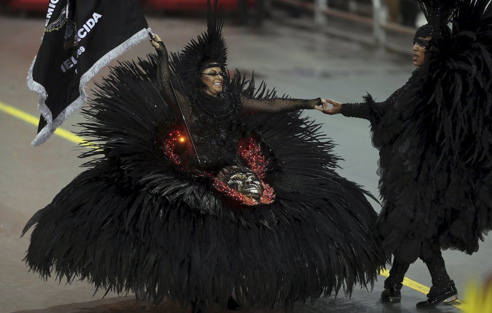 V Riu probíhá každoroční festival. Ulice zaplnili tanečníci v maskách a lidé v pestrobarevných kostýmech.