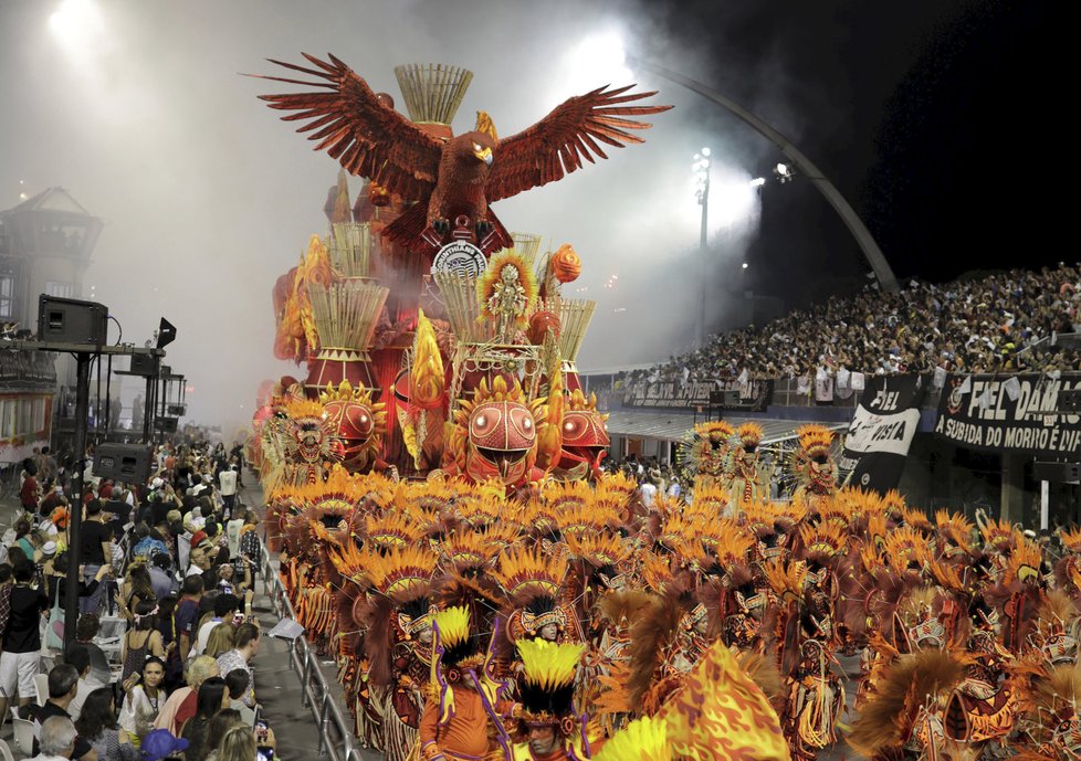 V Riu probíhá každoroční festival. Ulice zaplnili tanečníci v maskách a lidé v pestrobarevných kostýmech.