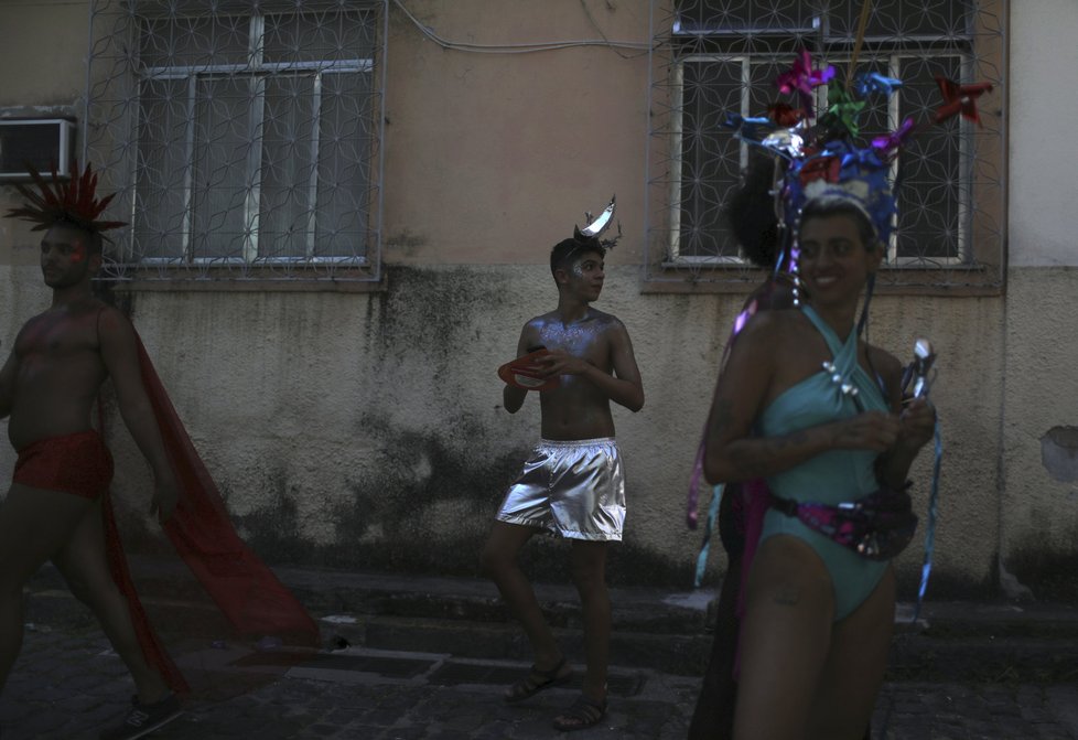 V Riu probíhá každoroční festival. Ulice zaplnili tanečníci v maskách a lidé v pestrobarevných kostýmech.
