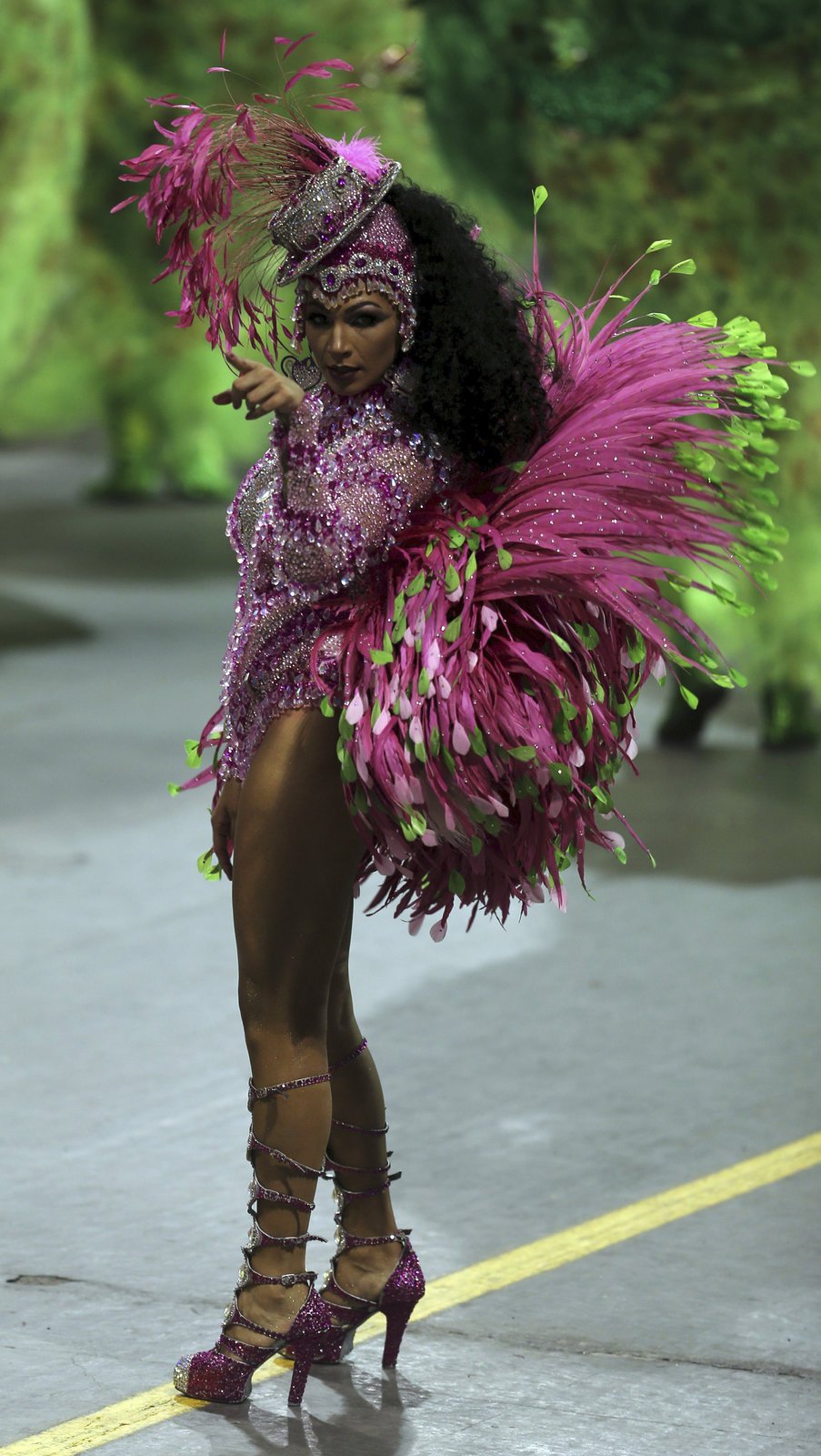V Riu probíhá každoroční festival. Ulice zaplnili tanečníci v maskách a lidé v petrobarevných kostýmech.