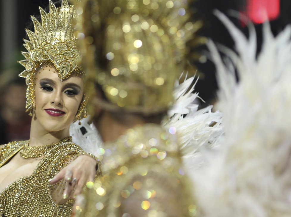 V Riu probíhá každoroční festival. Ulice zaplnili tanečníci v maskách a lidé v petrobarevných kostýmech.