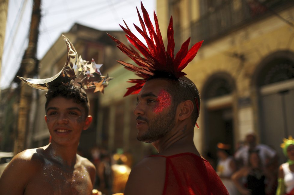 V Riu probíhá každoroční festival. Ulice zaplnili tanečníci v maskách a lidé v pestrobarevných kostýmech.