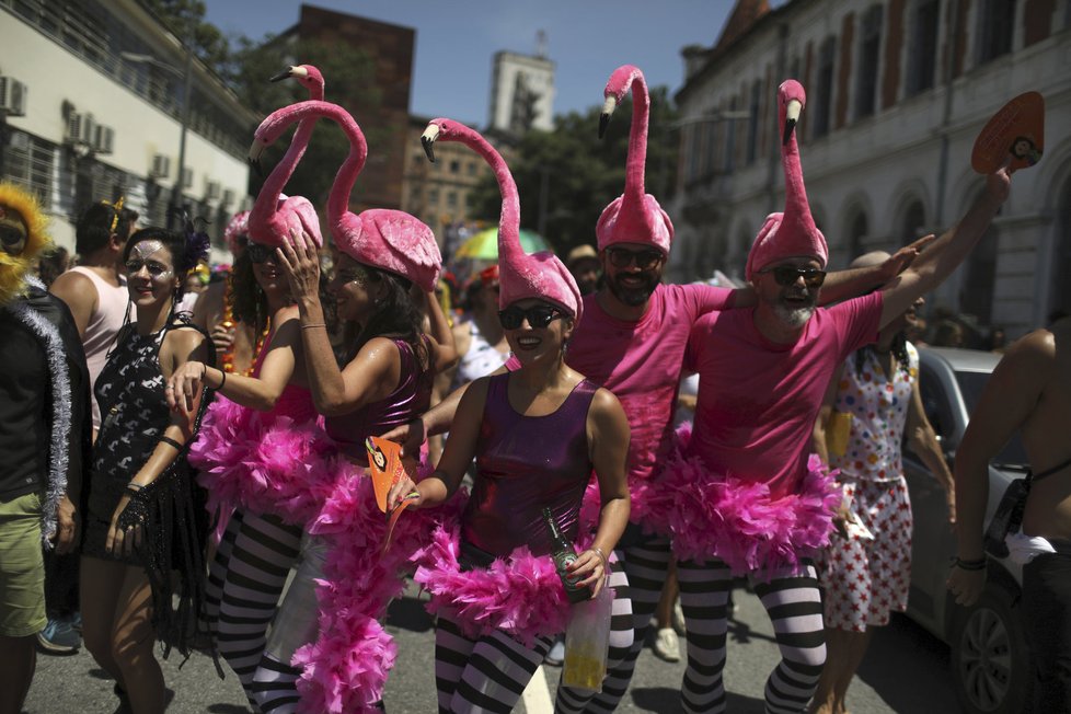 V Riu probíhá každoroční festival. Ulice zaplnili tanečníci v maskách a lidé v pestrobarevných kostýmech.