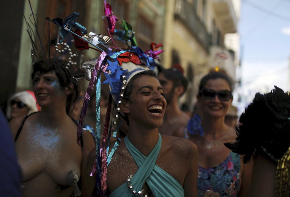 V Riu probíhá každoroční festival. Ulice zaplnili tanečníci v maskách a lidé v pestrobarevných kostýmech.