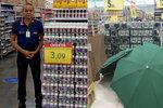 Manažer supermarketu zemřel na prodejně, jeho tělo obestavěli krabicemi a zelenými paraplaty.