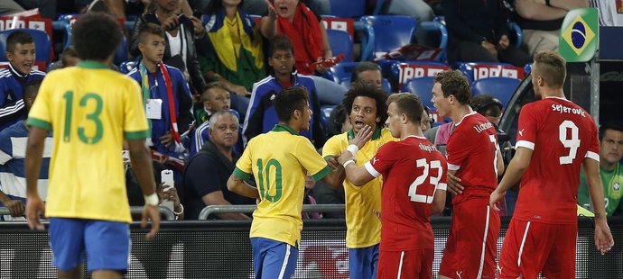 Trojice Švýcarů Haris Seferovic, Stephan Lichtsteiner a Xherdan Shaqiri diskutují s Brazilci Marcelem, Neymarem a Dantem.