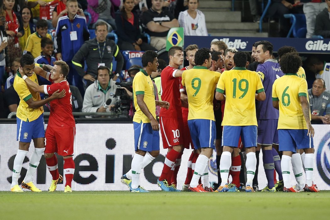 Brazilci a Švýcaři se hádají po jednom z faulů.
