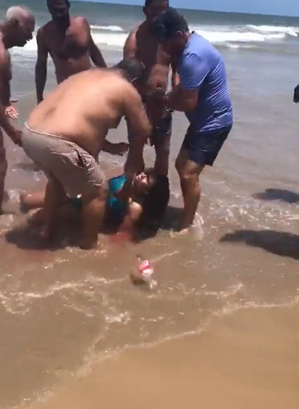 Během žraločího útoku z minulosti chlapec přišel o ruku a žena o nohu.