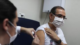 V Brazílii začalo testování vakcíny proti koronaviru na prvních dobrovolnících. COVID 19 zatím není na ústupu
