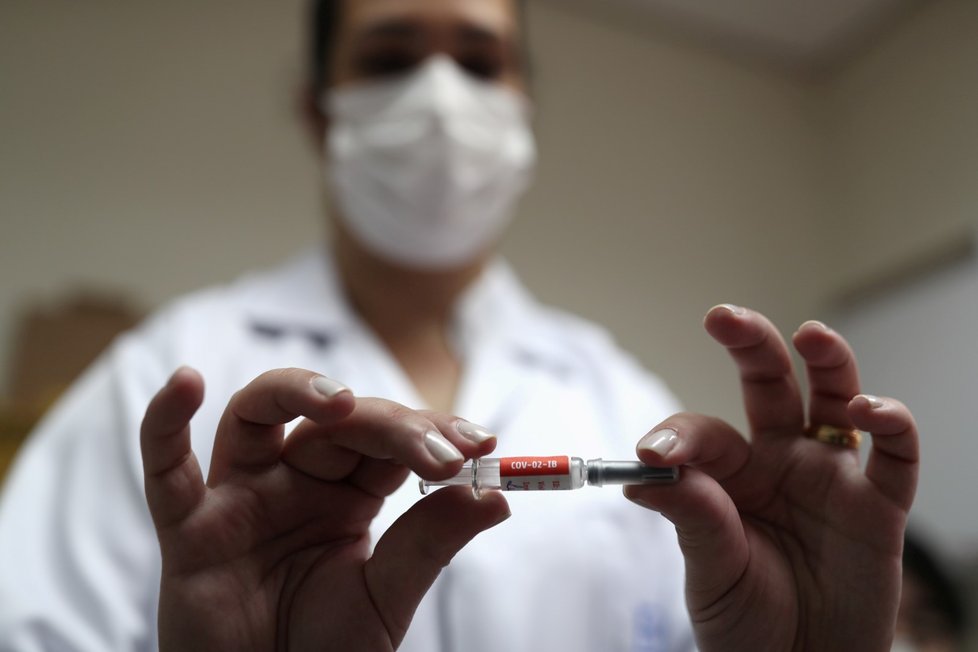 V Brazílii začalo testování vakcíny proti koronaviru na prvních dobrovolnících. COVID 19 zatím není na ústupu