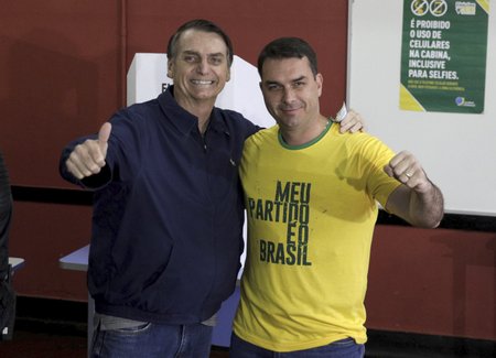 Prezidentský kandidát Jair Bolsonaro se synem Flaviem