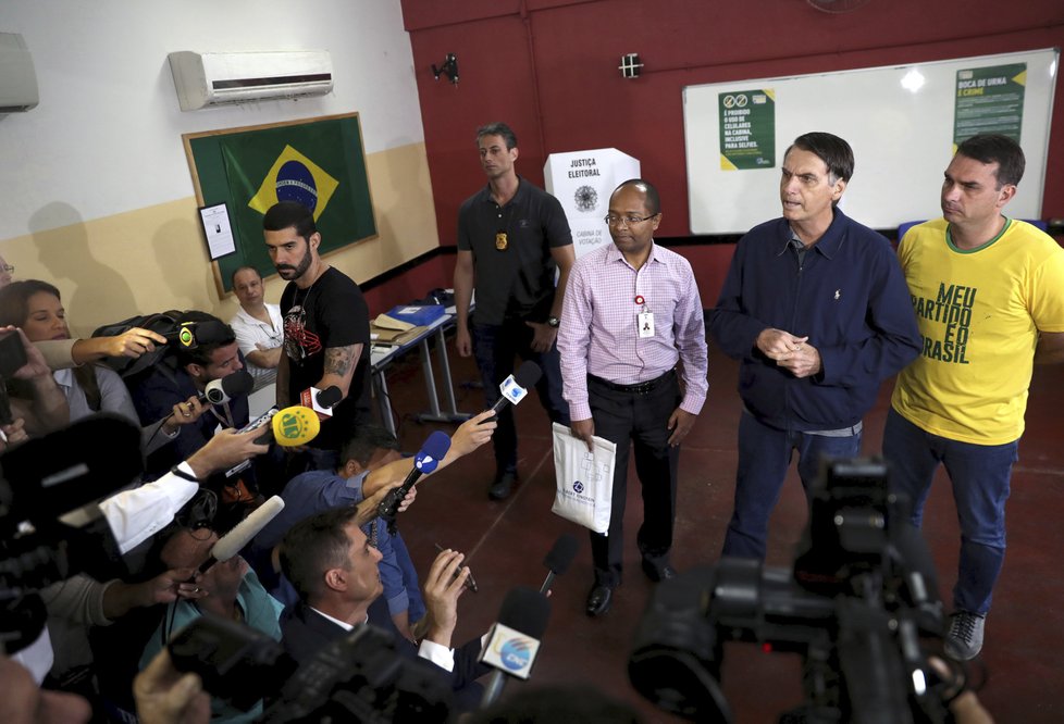 Prezidentský kandidát Jair Bolsonaro se synem Flaviem