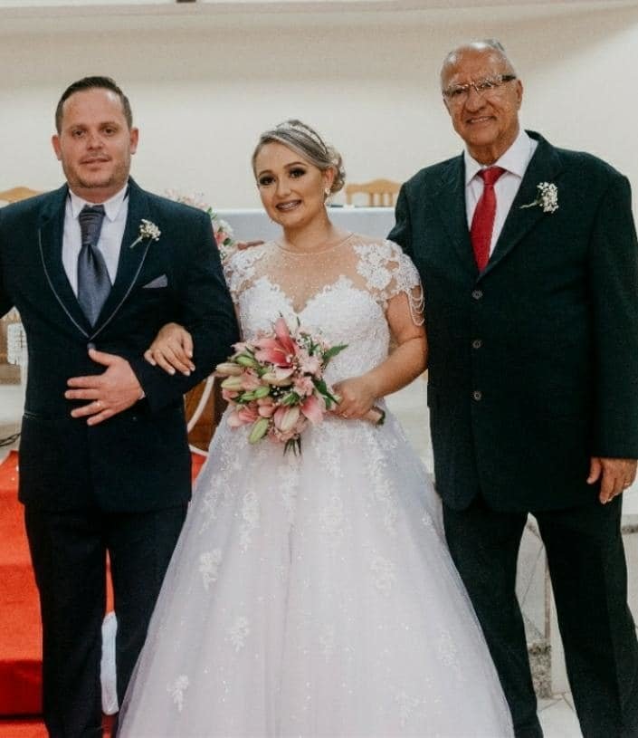 Flavia na své svatbě s manželem a otcem.