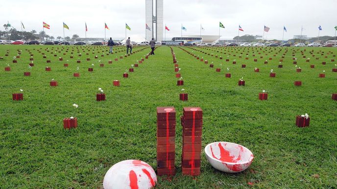 Symbolický protest proti kriminalitě v Brazílii. Před sídly ministerstev představují cihly počet zavražděných Brazilců každý týden (foto z roku 2012)