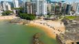 Turisté z Brazílie však na pláži dál nerušeně pobývají a věří v její bezpečnost či dokonce léčebnou energii.