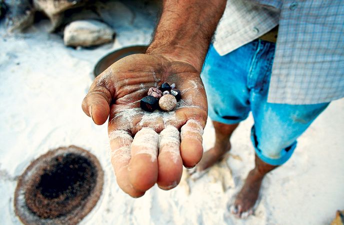Při vysoké teplotě a tlaku vznikají kromě diamantů i jiné specifické minerály (tzv. satellite rocks). Když na ně garimpeiro narazí, ví, že hledá na správném místě. Při vysoké teplotě a tlaku vznikají kromě diamantů i jiné specifické minerály (tzv. satellite rocks). Když na ně garimpeiro narazí, ví, že hledá na správném místě.