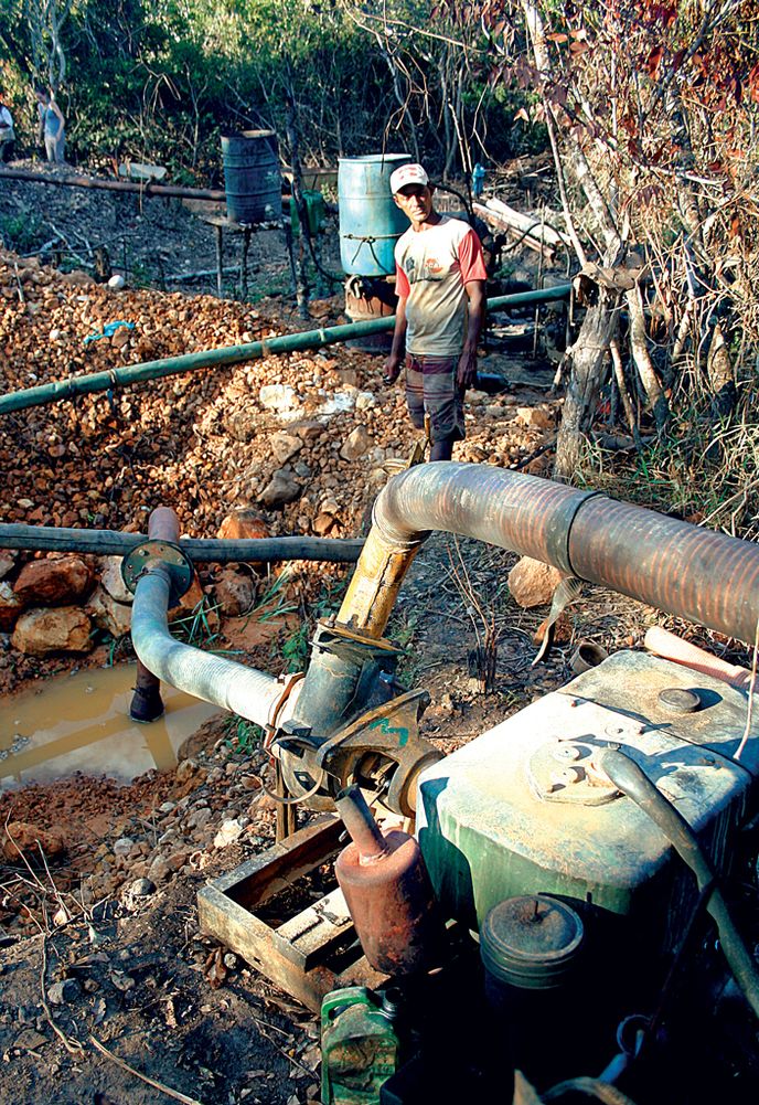 Jedna část trubek přivádí vodu z řeky, druhá odvádí kal a zeminu. Jedna část trubek přivádí vodu z řeky, druhá odvádí kal a zeminu.
