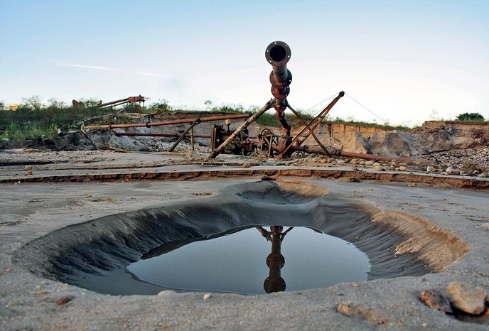 Proudem vody z této trubky odplavují hledači vybrané části břehů. Erodovanou půdu pak prosévají. Proudem vody z této trubky odplavují hledači vybrané části břehů. Erodovanou půdu pak prosévají.